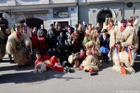 Kamnik so obiskali koranti iz Zamušanov pri Ptuju in v mestno jedro privabili nepregledno množico, željno ogleda tradicionalne pustne šege (80)